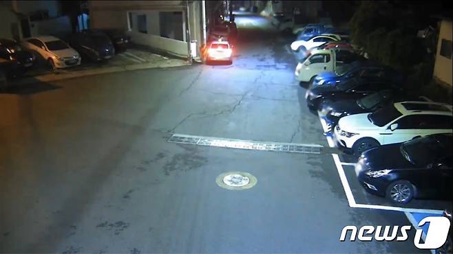 피의자 A씨 주거지 앞에서 택시가 정차하는 모습.(부산경찰청 제공) © 뉴스1