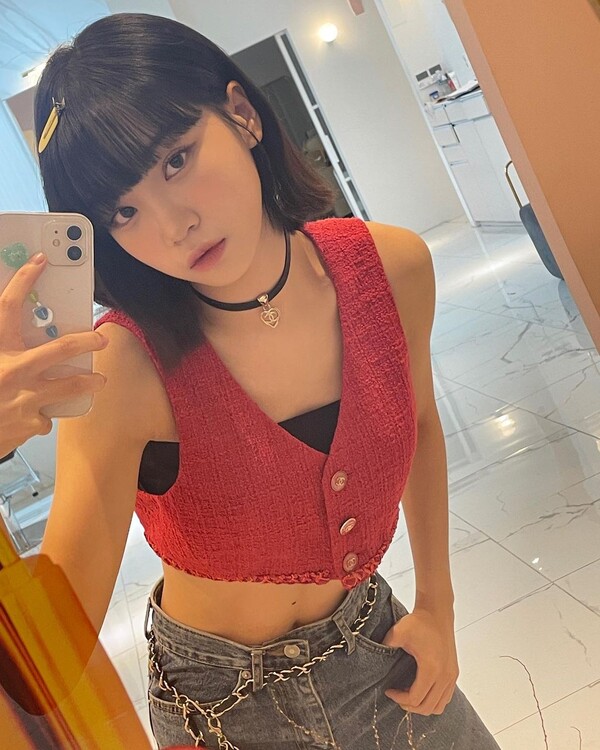 Group LE SSERAFIM Kim Chaewon showed off his cute charm with Huh Yoon-jin.Kim Chaewon posted several mirror selfies on his Instagram on the 26th without any notice.Kim Chaewon in the photo wore a chic look in a red crop best and jeans with a hairpin on his head.He showed a cute look with a lip-expressing expression. He showed a lovely charm with a pose that pierces the ball with his fingers with Huh Yoon-jin.On the other hand, LE SSERAFIM, which Kim Chaewon and Huh Yoon-jin belong to, met with 500,000 fans around the world by opening live live broadcast Blue Room Live on Twitter.