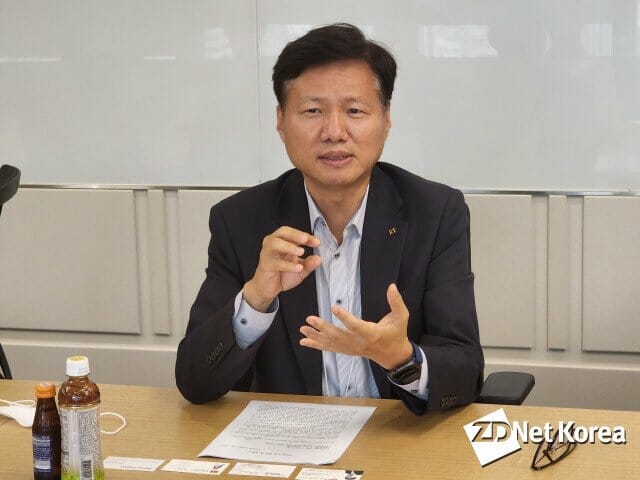 윤동식 한국클라우드산업협회장 겸 KT클라우드 대표가 24일 회사 사무실에서 협회와 회사 비전을 설명하고 있다.