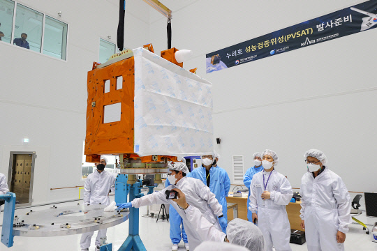 한국항공우주연구원 연구진들이 지난 6일 나로우주센터 위성준비동에서 성능검증위성을 누리호에 탑재하기 위해 이동하는 모습. 사진=한국항공우주연구원 제공