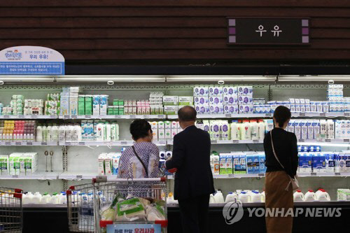 서울 한 대형마트에서 소비자들이 우유 제품 진열대에서 제품을 고르고 있다. 연합뉴스