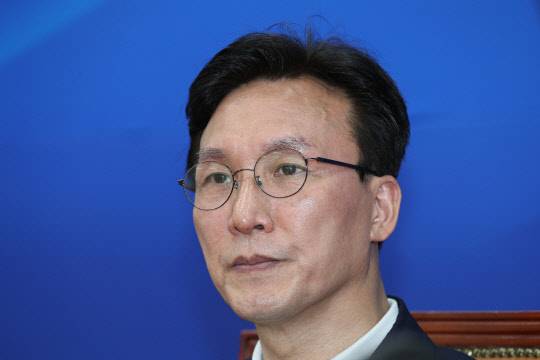 김민석 더불어민주당 총괄선대본부장이 30일 국회에서 6.1 지방선거 관련 긴급기자회견을 하고 있다. 국회사진기자단=연합뉴스.