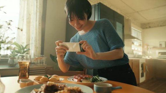 삼성전자가 멀티 디바이스 연결 경험을 실생활 속 시나리오로 보여주는 '스마트싱스 일상도감' 캠페인 중 '밥은 먹고 다니냐'편의 한 장면. 삼성전자 제공
