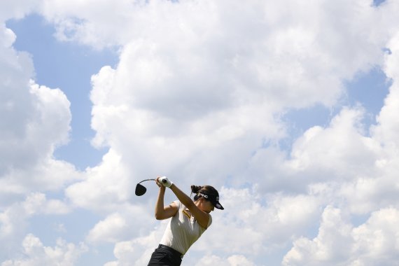 전인지가 26일(한국시간) 미 메릴랜드주 베데즈다의 콩그레셔널CC에서 열린 LPGA투어 KPMG 여자 PGA 챔피언십 3라운드 15번 홀에서 티샷하고 있다. 전인지는 중간 합계 8언더파 208타로 단독 선두를 유지했다. AP뉴시스