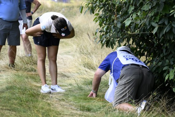 전인지가 26일(한국시간) 미 메릴랜드주 베데즈다의 콩그레셔널CC에서 열린 LPGA투어 KPMG 여자 PGA 챔피언십 3라운드 16번 홀 러프에서 공을 찾고 있다. AP뉴시스
