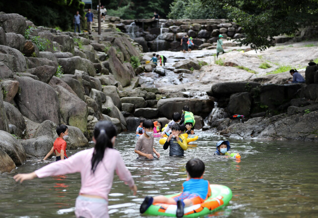 지난해 여름 경기도 한 계곡에서 아이들이 물놀이를 하며 더위를 피하고 있다. 이종근 선임기자 root2@hani.co.kr