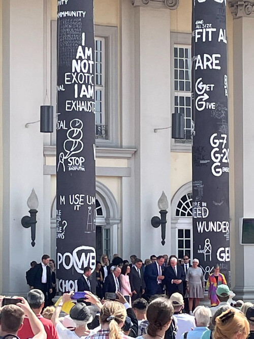 지난 18일 지(G)7 회의 참석자들이 카셀 도쿠멘타의 전시장을 둘러본 뒤 루마니아 작가 단 페르조브스키의 지7 드로잉이 그려진 프리데리치아눔 미술관 정면의 기둥 아래에서 기념촬영을 하고 있다. 단 페르조브스키 제공