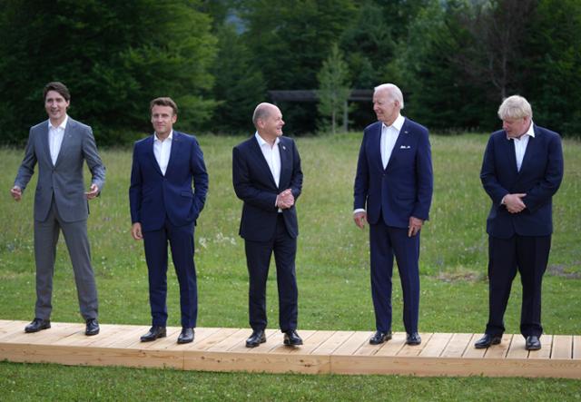 26일 쥐스탱 트뤼도(왼쪽부터) 캐나다 총리, 에마뉘엘 마크롱 프랑스 대통령, 올라프 숄츠 독일 총리, 조 바이든 미국 대통령, 보리스 존슨 영국 총리가 주요 7개국(G7) 정상회담을 참석을 위해 독일 바이에른주(州) 엘마우 성에서 만나 사진을 찍고 있다. 크루엔=AP 연합뉴스
