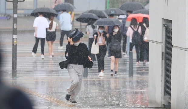 서울 서대문구에서 한 시민이 가방으로 비를 막으며 뛰어가고 있다. /사진=연합뉴스