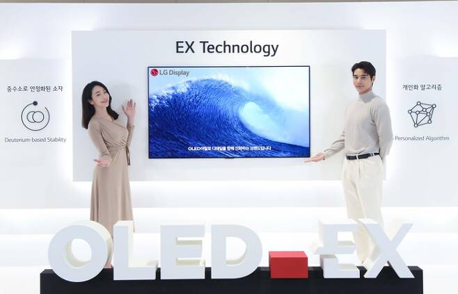 LG디스플레이 모델이 지난해 12월 29일 서울 마곡 LG사이언스파크에서 열린 ‘OLED.EX’ 미디어데이에서 차세대 TV 패널 ‘OLED.EX’를 소개하고 있다. LG디스플레이 제공.