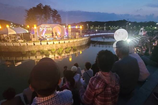 안동호반 달빛야행 축하공연이 펼쳐지고 있다. (경북문화관광공사 제공) 2022.06.26