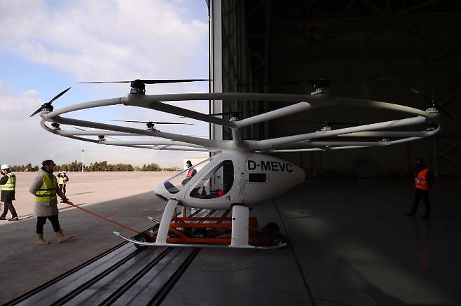 판이 커진 UAM 시장의 경쟁이 치열하다. 사진은 지난해 11월 서울 김포비즈니스항공센터(SGBAC)에서 열린 'UAM 비행 시연 행사'에서 볼로콥터가 시험 비행을 준비하던 모습. /사진=공항사진기자단