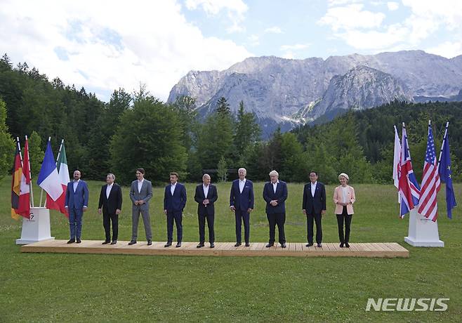 [엘마우=AP/뉴시스] 선진 7개국(G7) 정상회의가 26일 독일 남부 바이에른주 엘마우에서 사흘간 일정으로 시작했다. 첫날 회의에 들어가기 전 G7 정상들이 기념사진 촬영을 하고 있다. 사진 왼쪽부터 샤를 미셸 유럽연합(EU) 정상회의 상임의장, 마리오 드라기 이탈리아 총리, 쥐스탱 트뤼도 캐나다 총리, 에마뉘엘 마크롱 프랑스 대통령, 올라프 숄츠 독일 총리, 조 바이든 미국 대통령, 보리스 존슨 영국 총리, 기시다 후미오 일본 총리, 우르줄라 폰데어 라이엔 EU 집행위원장. 2022.06.26