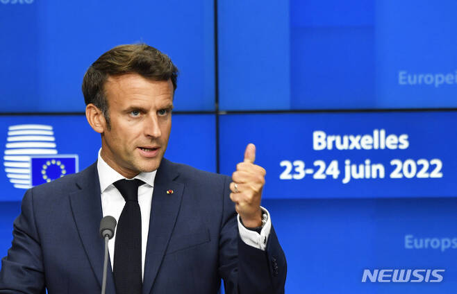 [브뤼셀=AP/뉴시스] 에마뉘엘 마크롱 프랑스 대통령이 지난23일(현지시간) 벨기에 브뤼셀에서 열린 EU 정상회의에서 기자회견을 하고 있다.