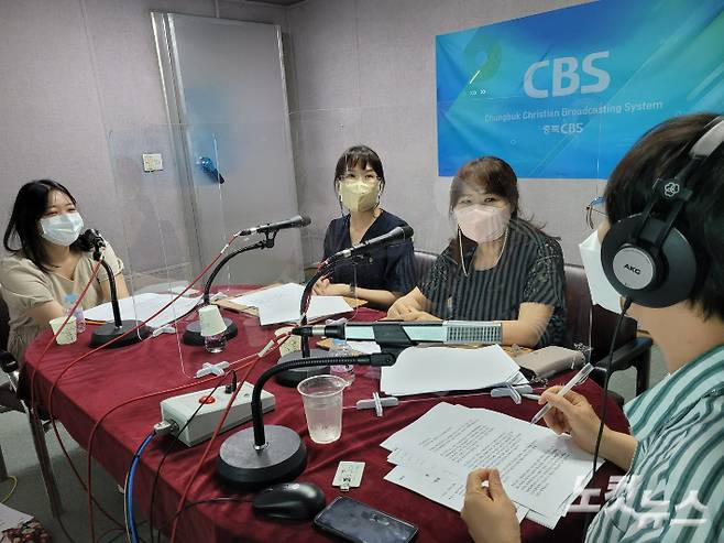 오른쪽부터 이수복 PD, 전영미 교육연구사, 석재명 교육연구사, 노서현 리포터. 이은영 PD