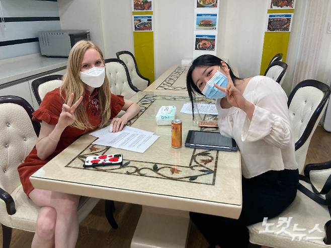 Ciara 선생님(왼쪽)과 노서현 리포터.