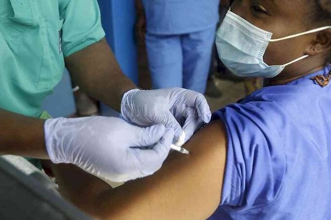 아프리카에서 코로나19 백신을 접종하는 모습. AP=연합뉴스