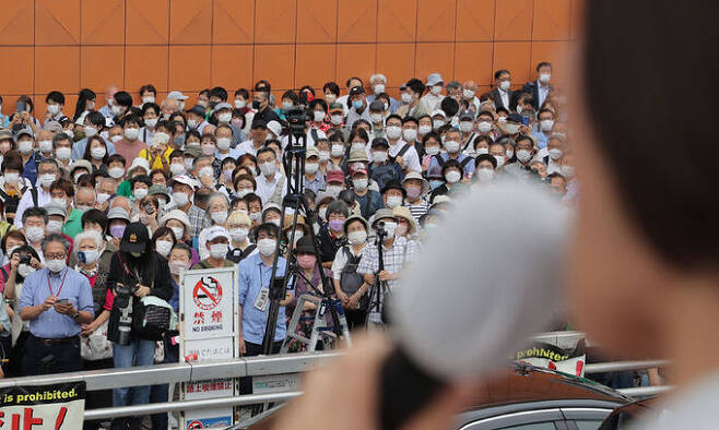 7월 10일 실시되는 일본 참의원 선거 유세 첫날인 지난 22일 도쿄에서 유권자들이 선거 유세 연설을 듣고 있다. 도쿄=AFP연합뉴스