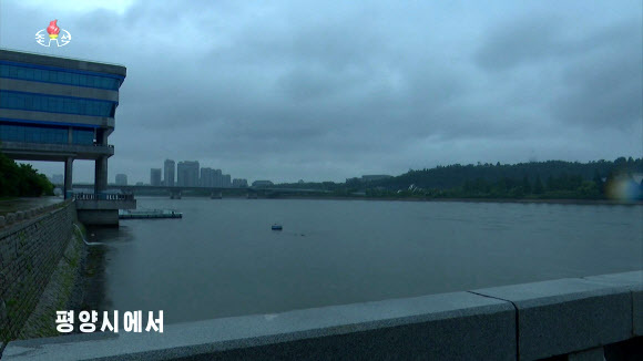 조선중앙TV가 26일 공개한 사진에 물이 가득 불어난 평양 대동강 모습이 보인다. 2022.6.26 조선중앙TV 연합뉴스