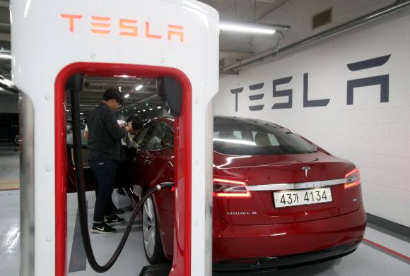 테슬라 급속충전기 첫선 - 서울 강남구 삼성동 그랜드인터컨티넨탈 호텔 지하 4층에 국내 처음으로 설치된 테슬라의 전기차 급속충전기인 ‘슈퍼차저’. 테슬라 모델 S 90D 기준으로 30분을 충전하면 최대 270㎞까지 주행할 수 있다. 이곳에 슈퍼차저 5기가 설치됐다.연합뉴스