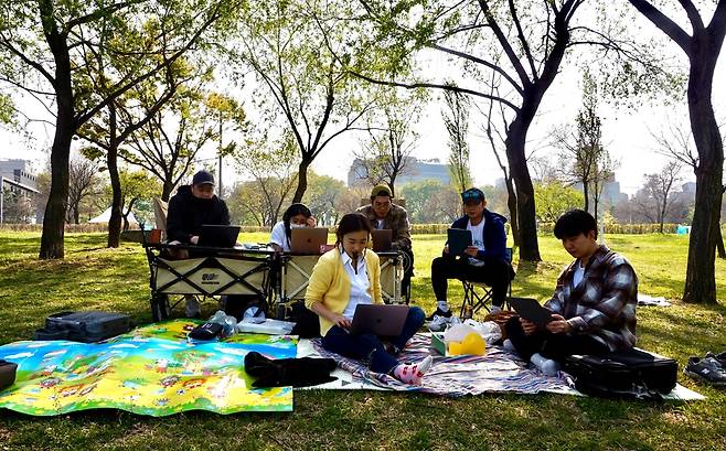 업스테이지 직원들이 한강공원에서 모여 '풀 리모트'로 일하는 모습 [업스테이지 제공. 재판매 및 DB 금지]