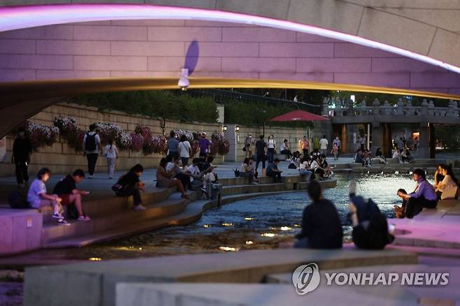 서울 종로구 청계천을 찾은 시민들이 더위를 식히고 있다. [연합뉴스 자료사진]