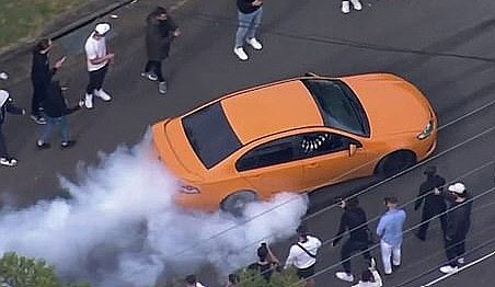 호주에서 차량 여러 대가 굉음을 내며 일대에 연기가 자욱해질 정도로 난폭 운전을 하는 소동이 빚어졌다. (사진=@9NewsSyd 트위터)