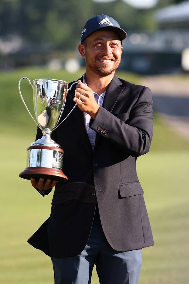 잰더 쇼플리가 27일 PGA 투어 트래블러스 챔피언십 정상에 올라 우승 트로피를 들고 기념 촬영하고 있다.(사진=AFPBBNews)