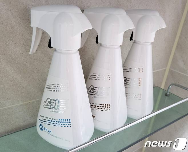 24일 유한킴벌리 스카트 '순하고 깨끗한 섬유탈취제'가 욕실에 비치돼 있다. © 뉴스1 신윤하 기자