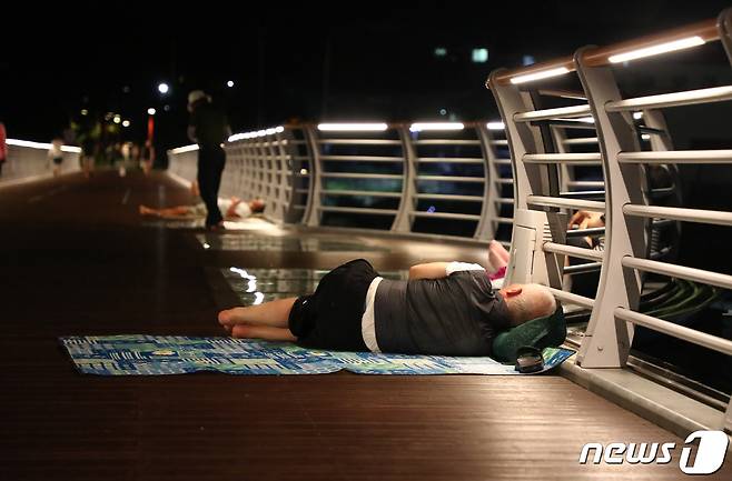 강바람을 맞으며 더위를 식히는 시민들.(© News1 DB