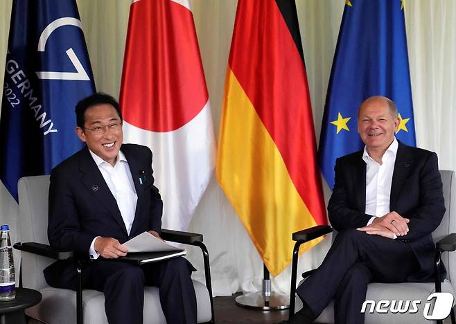 26일(현지시간) 독일 남부 바이에른주 엘마우성에서 열린 주요 7개국(G7) 정상회의에 앞서 기시다 후미오(왼쪽) 일본 총리와 올라프 숄츠(오른쪽) 독일 총리가 정상회의를 하고 있다. 2022.06.26 © AFP=뉴스1 © News1 정윤미 기자
