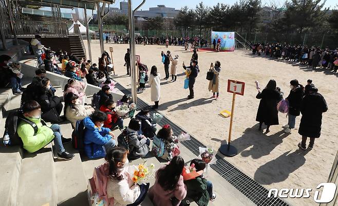 서울태랑초등학교에서 지난 3월2일 열린 2022년도 입학식에 앞서 학부모들이 자신의 아이 사진을 찍고 있다. /뉴스1 © News1 권현진 기자
