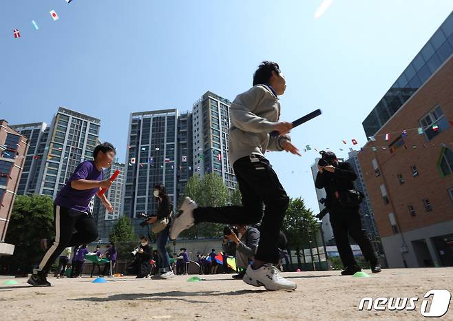 지난 5월2일 서울 서대문구 금화초등학교에서 열린 체육대회에서 학생들이 마스크를 벗고 계주를 하는 모습. /뉴스1 © News1 신웅수 기자