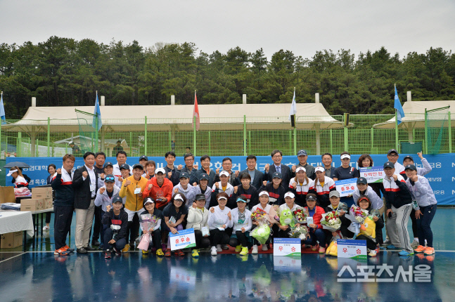 지난 2018년 NH농협은행컵 전국 동호인 테니스대회 입상자와 농협은행 관계자들. 제공|NH농협은행