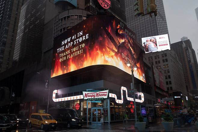 뉴욕 타임스퀘어 전광판에 등장한 '디아블로 이모탈' 광고