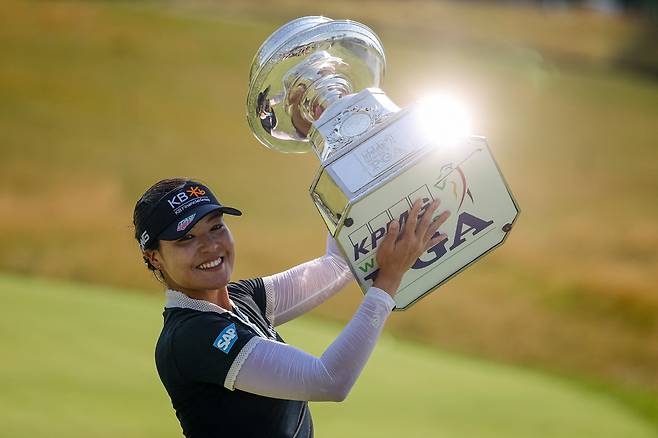 Jun 26, 2022; Bethesda, Maryland, USA; In Gee Chun holds the trophy after wining the KPMG Women's PGA Championship golf tournament at Congressional Country Club. Mandatory Credit: Scott Taetsch-USA TODAY Sports







<저작권자(c) 연합뉴스, 무단 전재-재배포 금지>