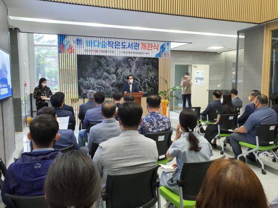 기장군 해조류 육종융합연구센터 관계자와 ‘바다숲 작은도서관’ 개관식 참석자가 개관식을 진행 중이다.