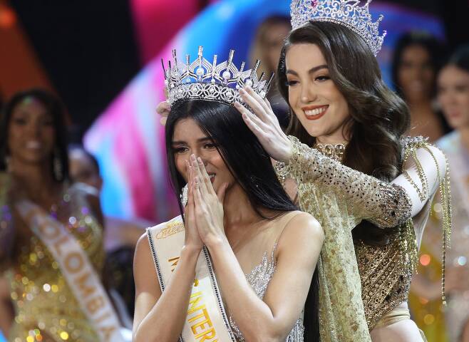 25일(현지 시각) 태국 파타야에서 열린 트랜스젠더 미인대회인 ‘미스 인터내셔널 퀸 2022’에서 대상을 차지한 필리핀 참가자가 왕관을 쓰며 기뻐하고 있다. /EPA연합뉴스