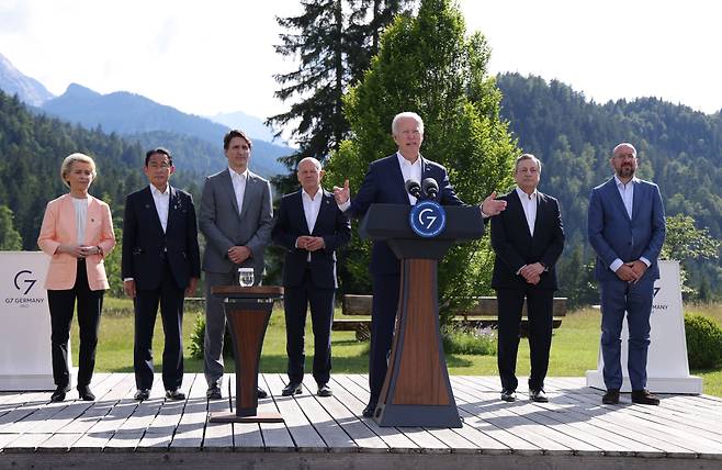 조 바이든(왼쪽에서 5번째) 미국 대통령이 26일 (현지시간) 독일 엘마우성에서 열린 G7 정상회의의 '글로벌 인프라스트럭처' 행사에서 발언하고 있다. 뒷줄 왼쪽부터 우루줄라 폰데어라이엔 유럽연합(EU) 집행위원장, 기시다 후미오 일본 총리, 쥐스탱 트뤼도 캐나다 총리, 올라프 숄츠 독일 총리, 마리오 드라기 이탈리아 총리, 샤를 미셸 EU 정상회의 상임의장. /EPA 연합뉴스