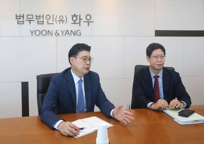 허환준(왼쪽)·김영기 법무법인 화우 변호사가 조선비즈와의 인터뷰에서 답변하고 있다.