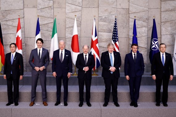 조 바이든 미국 대통령 등 G7 정상들이 24일(현지시간) 벨기에 브뤼셀의 나토 본부에서 러시아의 우크라이나 침공을 논의하는 나토 정상회의에 앞서 포즈를 취하고 있다. /사진=로이터뉴스1