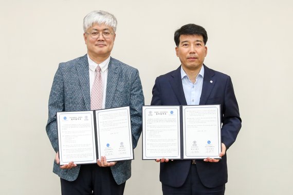 이해우 동아대 총장(오른쪽)과 김현민 국가수리과학연구소 소장이 업무협약서를 들고 기념사진을 찍고 있다. 동아대학교 제공