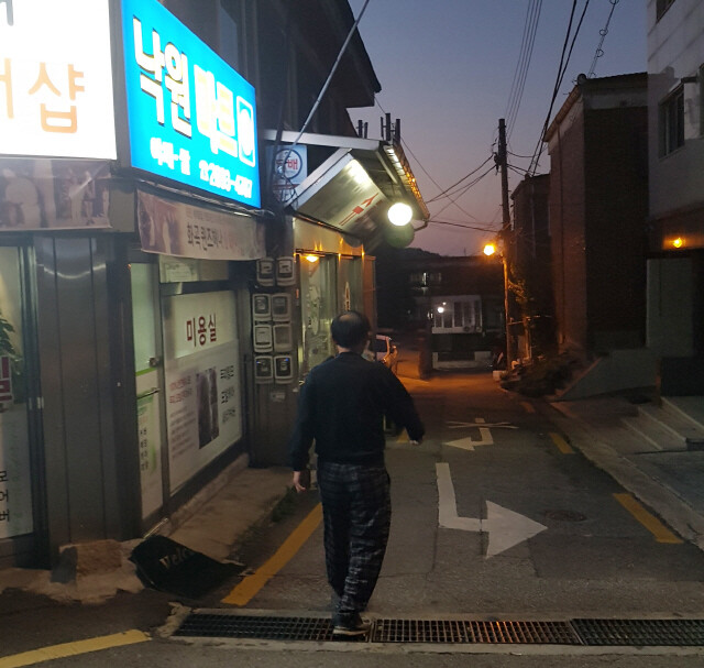 혼자 사는 60대가 서울의 한 골목길을 쓸쓸히 걸어가고 있다. 조윤영 기자 jyy@hani.co.kr