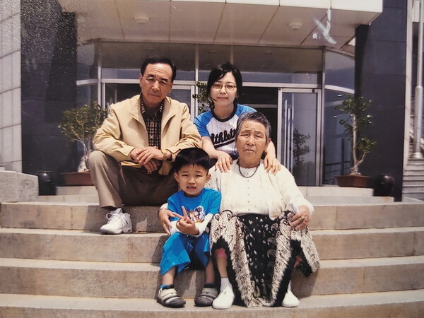 2004년 7월 고향 완도에서 가까운 해남타워로 할머니(앞줄 오른쪽)를 모시고 가족 나들이 갔을 때. 윗줄 왼쪽 부친(마광남)과 필자. 마은아씨 제공