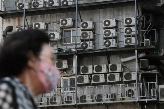 때 이른 폭염이 찾아온 21일 오후 서울 중구 한 건물에 설치된 실외기들이 가동되고 있다. 뉴시스