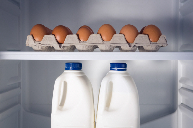달걀과 우유는 냉장고 문이 아니라 안에 보관해야 한다./사진=클립아트코리아