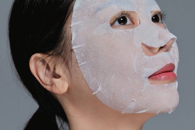 부적절한 마스크팩, 토너패드 사용은 피부 건강을 악화할 수 있다. /게티이미지뱅크