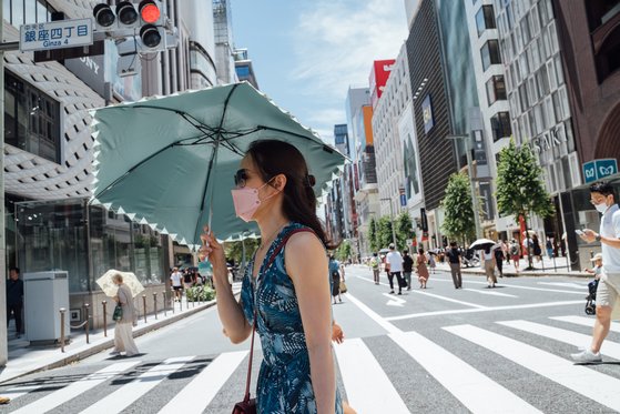 26일 마스크를 쓴 시민들이 일본 도쿄 긴자 거리를 지나고 있다. [신화=연합뉴스]