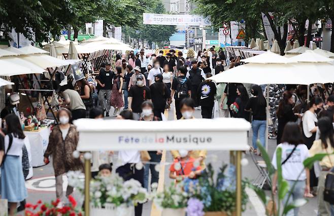 지난 19일 서울 서대문구 신촌 연세로 일대에서 열린 ‘프랑스 거리음악축제’ 행사장을 찾은 시민들이 아트마켓을 둘러보고 있다. 연합뉴스