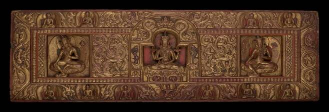 1200년 경 티베트에서 나무에 금박을 입혀 만든 <반야심경> 표지. 출처 artsmia.org